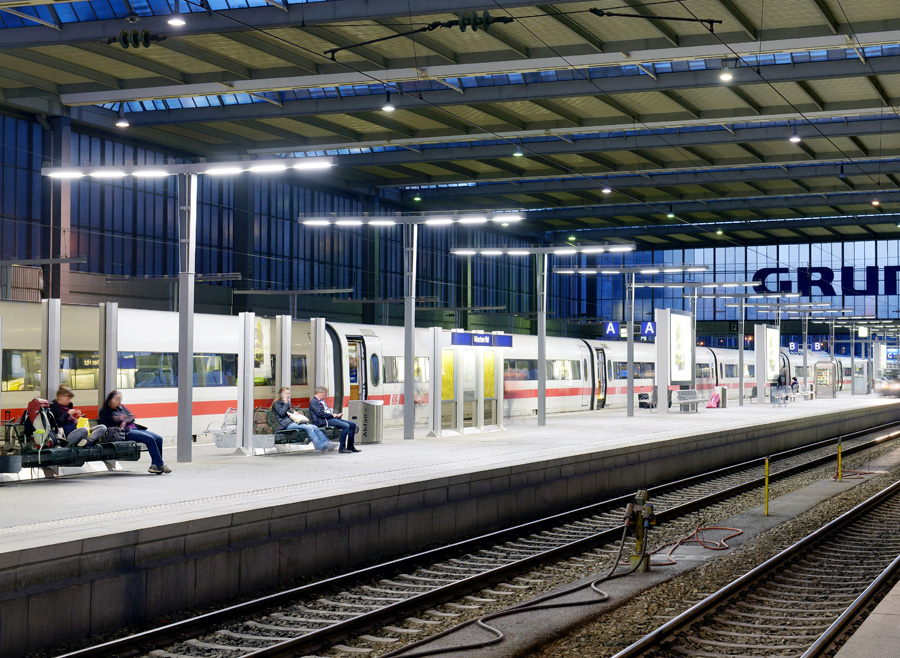 Umbau der Beleuchtung auf allen Gleisen und der Bahnhofshalle sowie der Außendächer auf LED-Technik