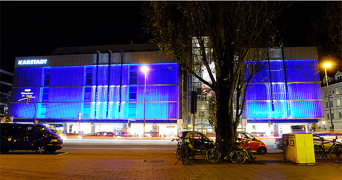 Fassadenbeluchtung im Kartstadt-Blau
